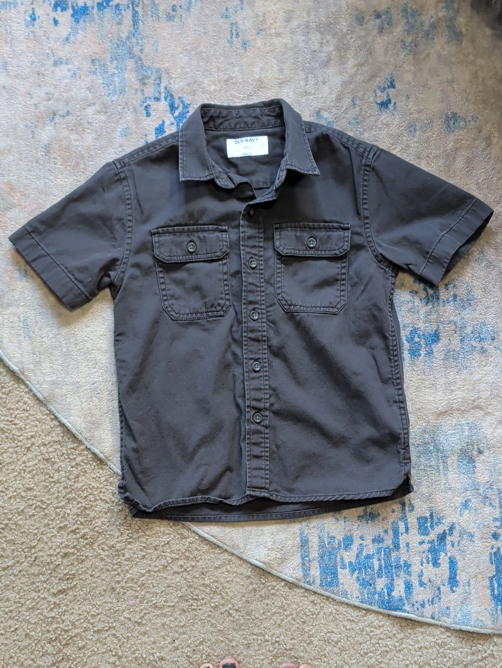 Old Navy Kids Short-Sleeve Button-Down Shirt in Charcoal Gray Boys Small (6-7)